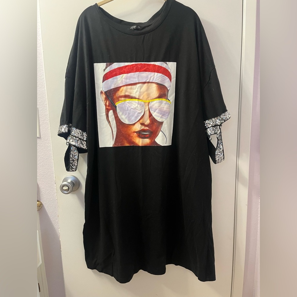 Shein Curve Black T-Shirt with Red and White Design/Glitter Sleeves 3XL EUC